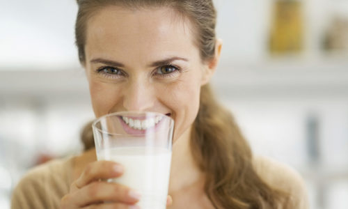 Vrouw Drinkt Melk 1024X683